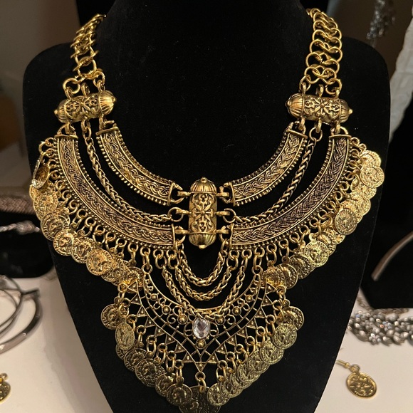 This Vintage Boho Gold Coin Jewelry Set Necklace + Earring Set is all the rage! - Picture 13 of 13